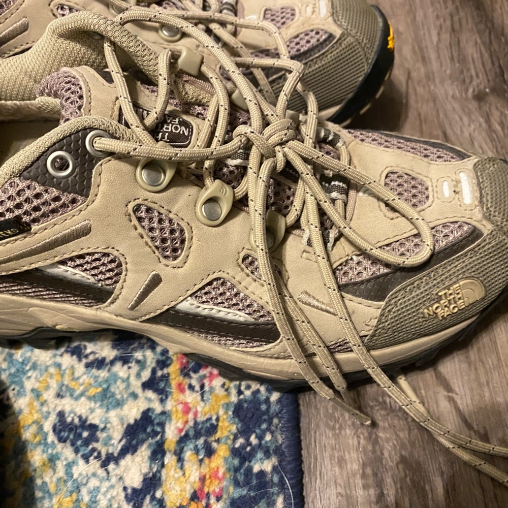 Women’s hiking shoes